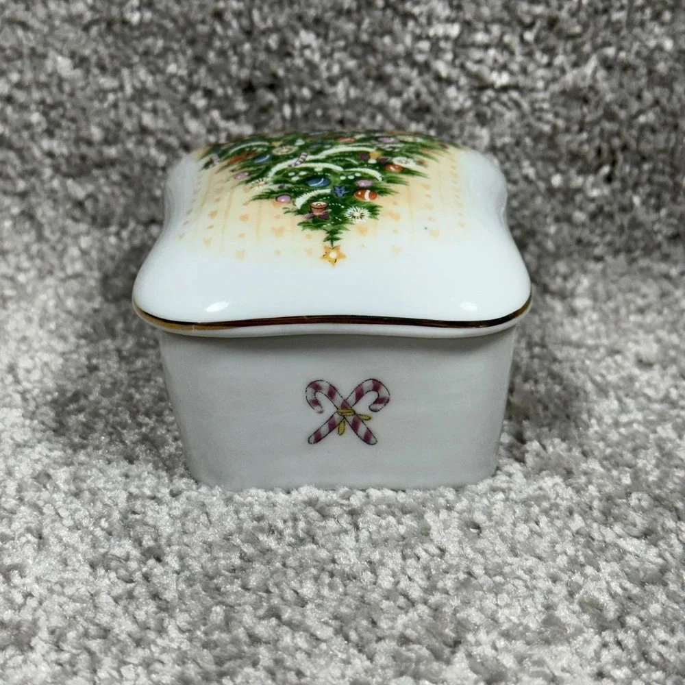 Royal Yarmouth O Christmas Tree Porcelain Music Box 1986 Limited Edition Vintage